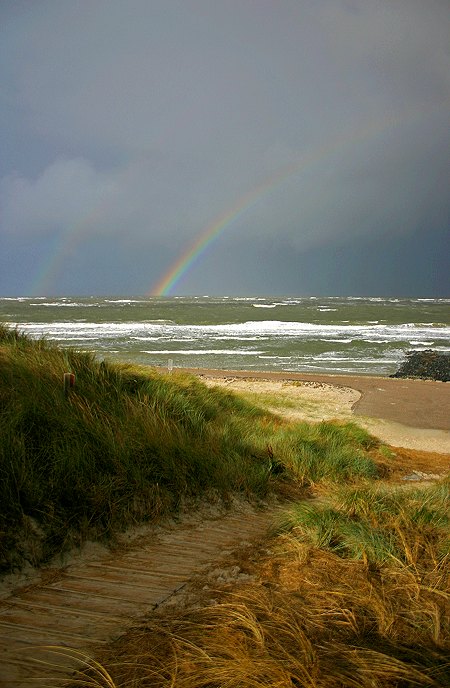 Doppelter Regenbogen über dem Meer