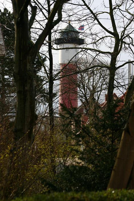 Alter Leuchtturm vom Rosengarten aus gesehen