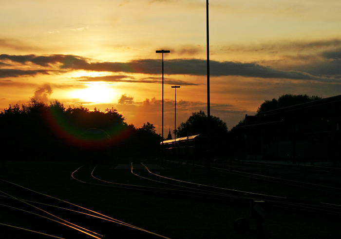 Sonnenuntergang am Bahnhof