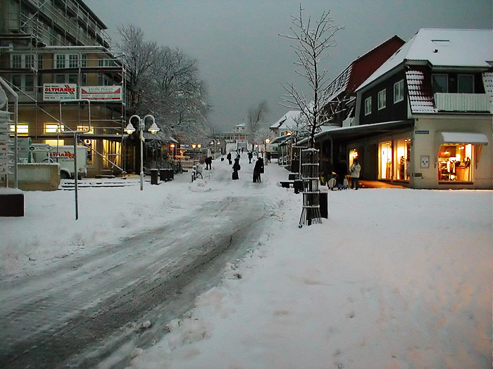 Verschneite Dorfstraße