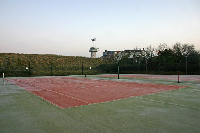 Tennisplätze in der Morgendämmerung