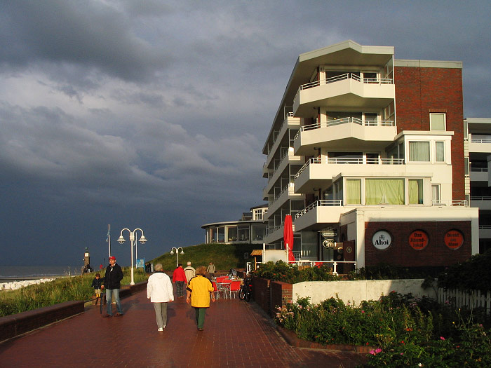 Strandpromenade mit Haus Monopol