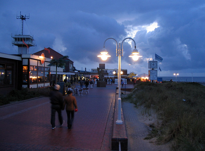 Westliche Strandpromenade am Abend