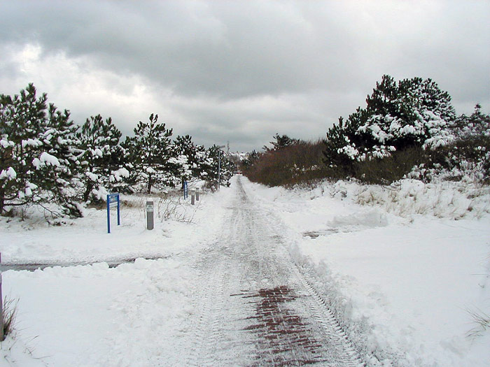 Fußweg zum Westen im Schnee