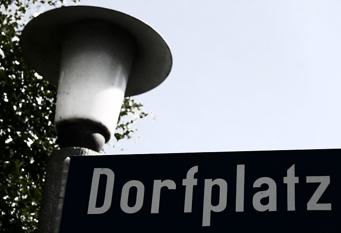 Dorfplatz-Straßenschild