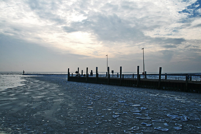 Eis im Hafenbecken auf Wangerooge