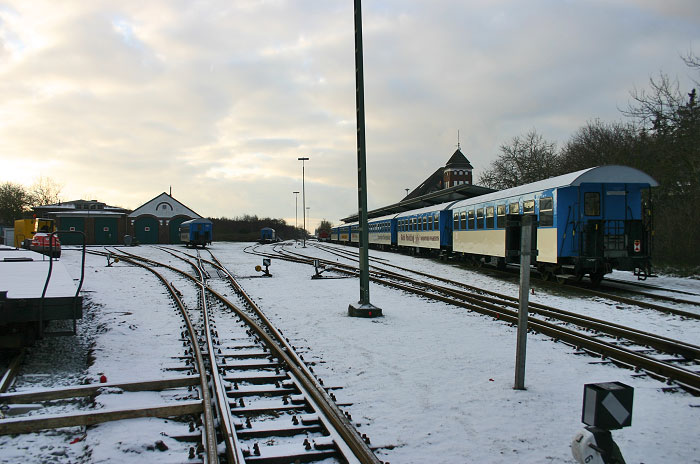 Verschneites Bahnhofsgelände