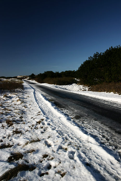 Straße zum Westen im Schnee