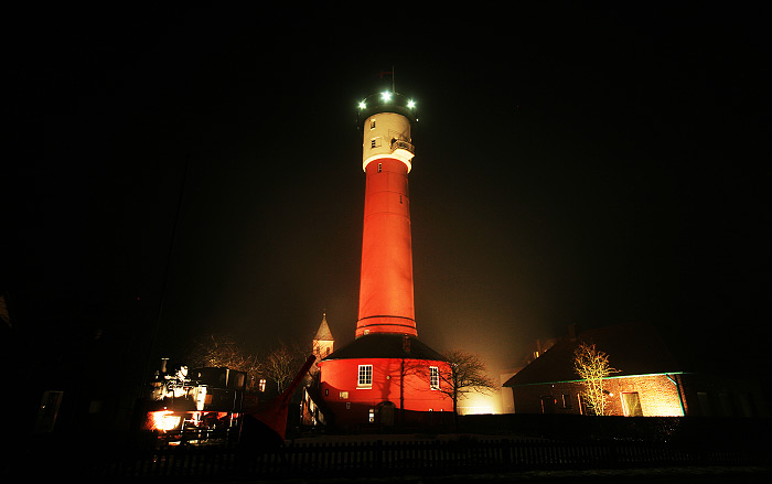 Alter Leuchtturm bei Nacht