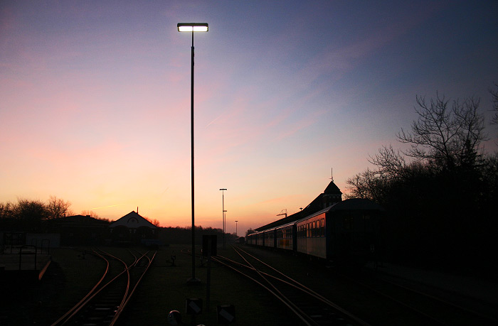 Blaue Stunde am Bahnhof
