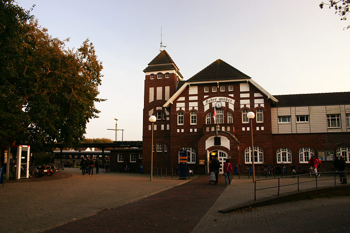 Bahnhofsgebäude am Abend