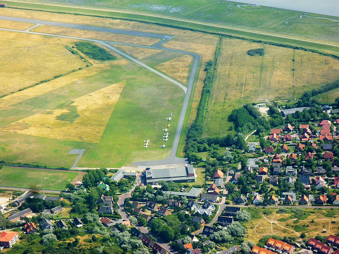 Flugplatz aus luftiger Höhe fotografiert