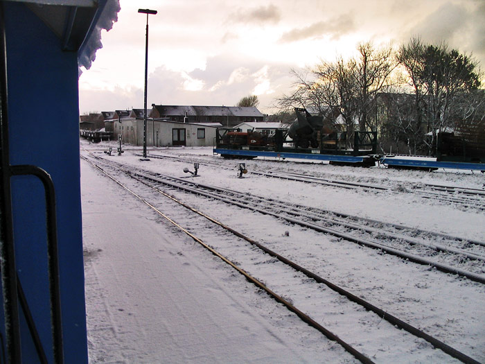 Schnee auf den Gleisen am Bahnhof