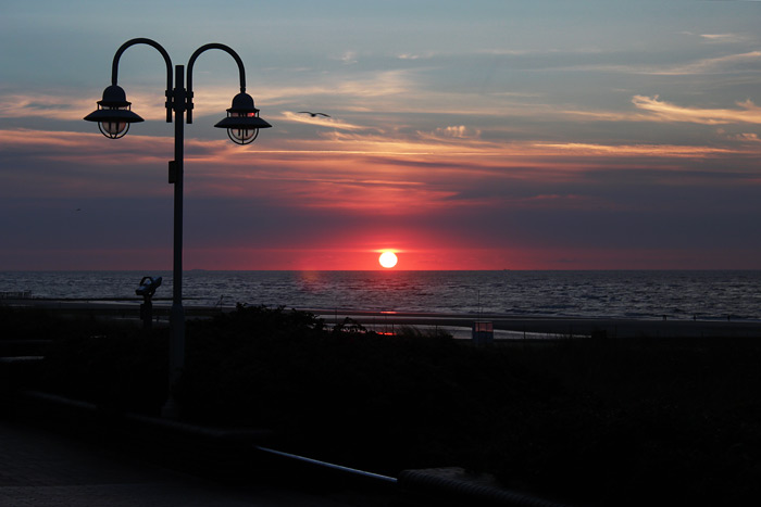Sonnenuntergang von der Strandpromenade aus gesehen