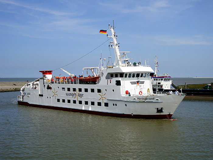MS Harlingerland am Hafen Harlesiel