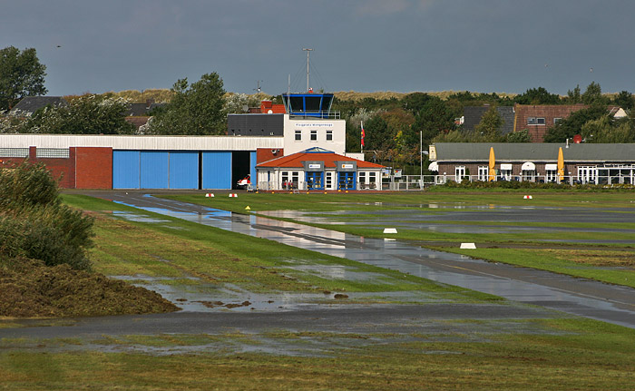 Flugplatzgebäude und Tower Stübchen