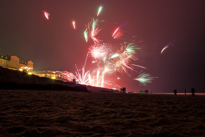 Silvester-Feuerwerk vom Strand aus gesehen