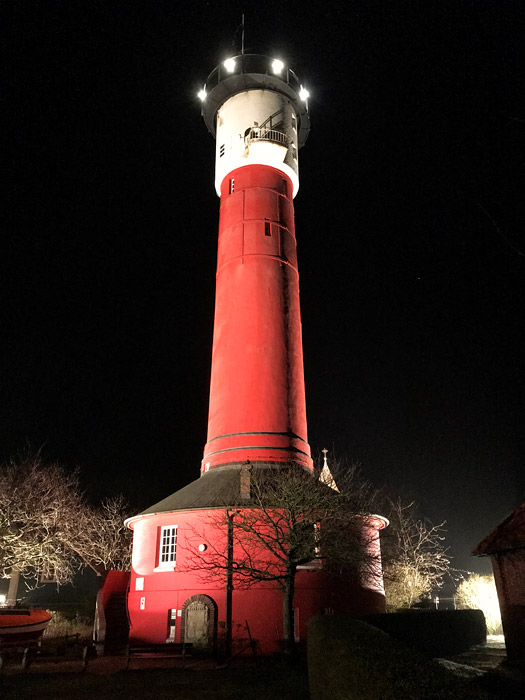 Alter Leuchtturm bei Nacht