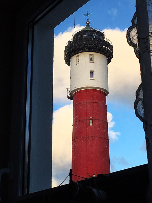 Alter Leuchtturm durchs Fenster gesehen
