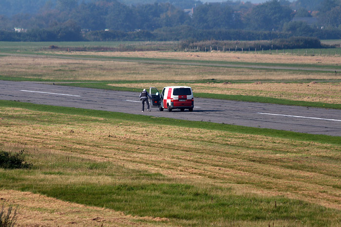 Flugplatz-Feuerwehr auf der Landebahn