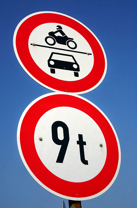 Verkehrszeichen am Westanleger