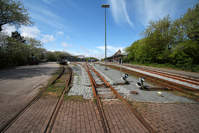 Bahnübergang und Bahnhof