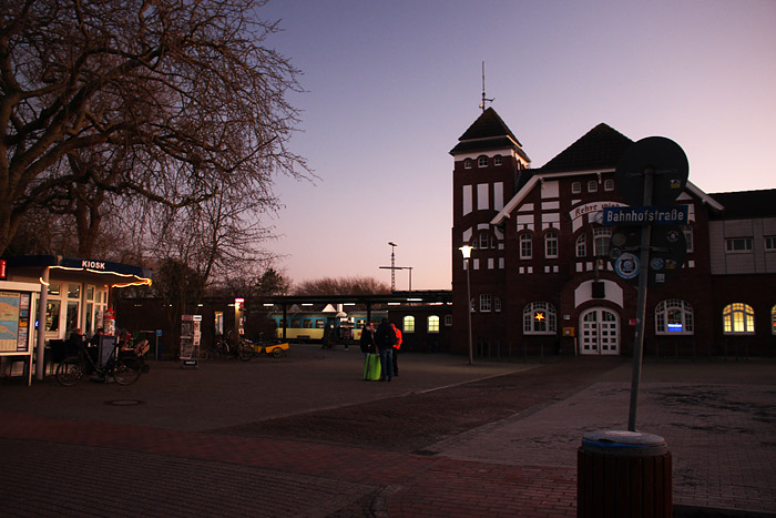 Bahnhofsvorplatz in der Abenddämmerung