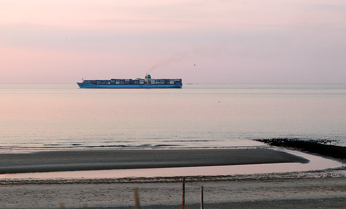 Containerschiff im Wangerooger Fahrwasser