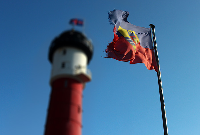 Wangerooge-Flagge vorm Leuchtturm