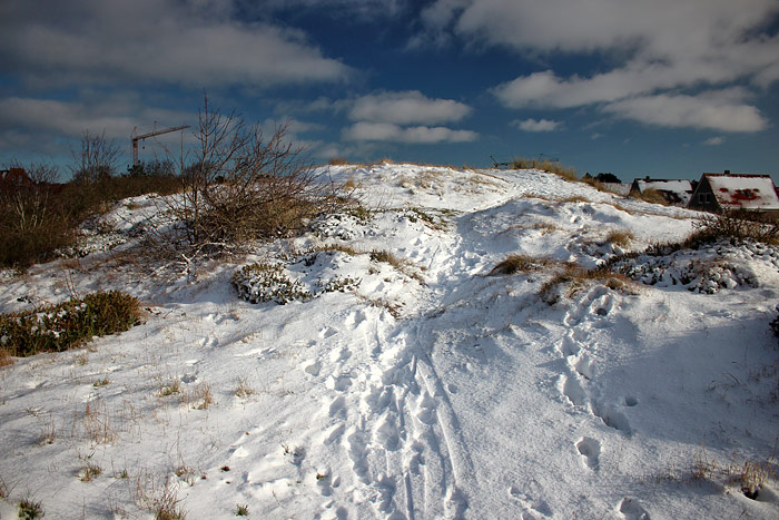 Spaziergang durch die verschneiten Dünen
