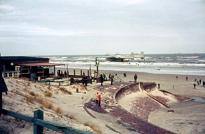 Sturmflut 1962. Noratlas am Strand