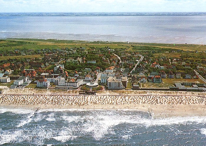 Luftbild von Strand und Dorf