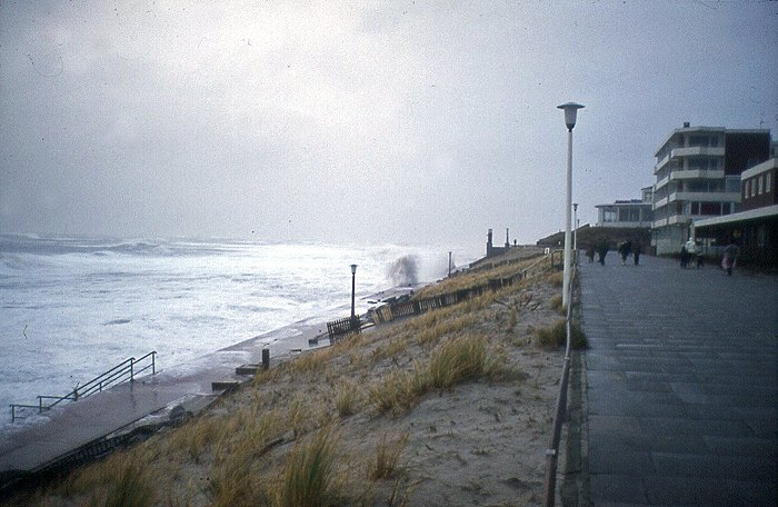 Sturmflut 1976. Auf der Strandpromenade