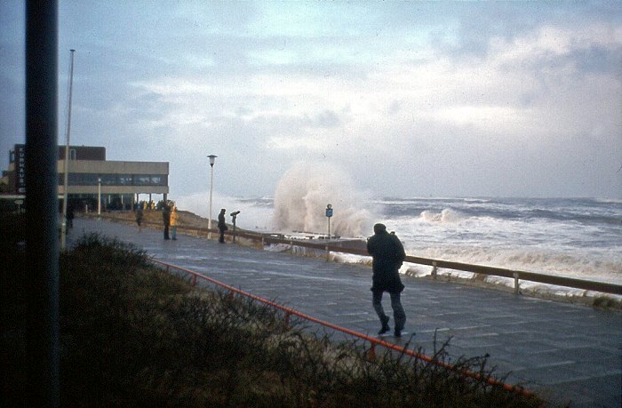 Sturmflut 1976. Blick über die Strandpromenade
