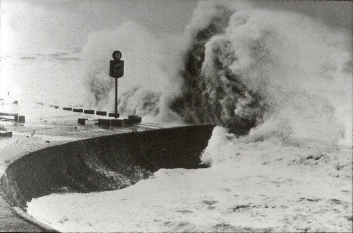 Sturmflut 1976. Brandung an der Strandmauer