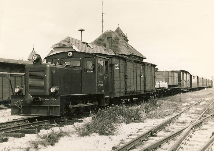 Zug der Inselbahn am Bahnhof