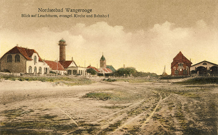 Blick auf Leuchtturm, evangelische Kirche und Bahnhof