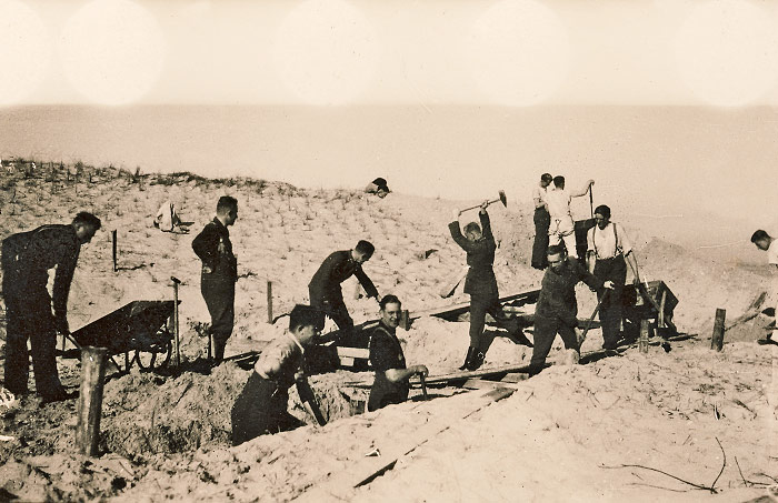 Soldaten bei der Arbeit in den Dünen
