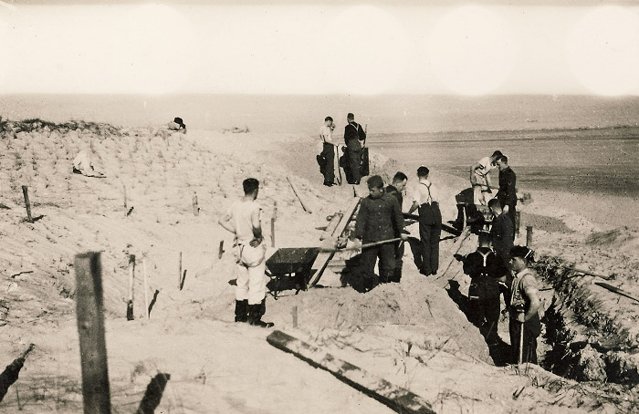 Soldaten bei der Arbeit in den Dünen