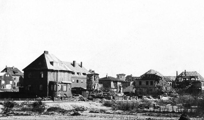 Zerstörtes Inseldorf nach dem Krieg