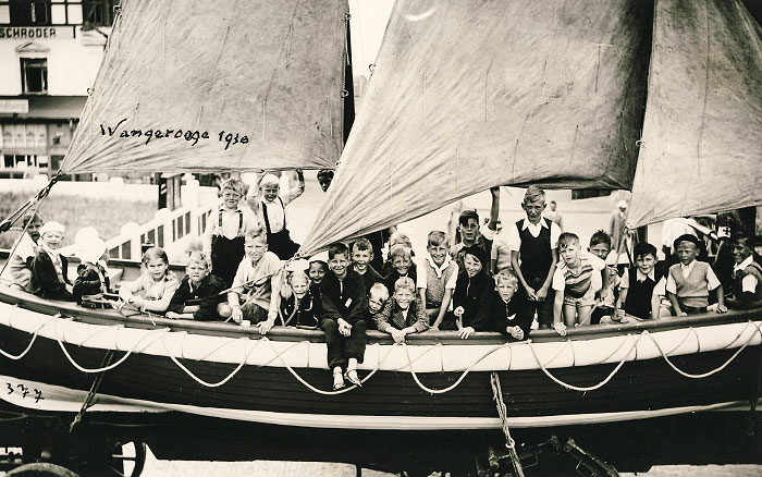 Kinder auf dem Segelboot