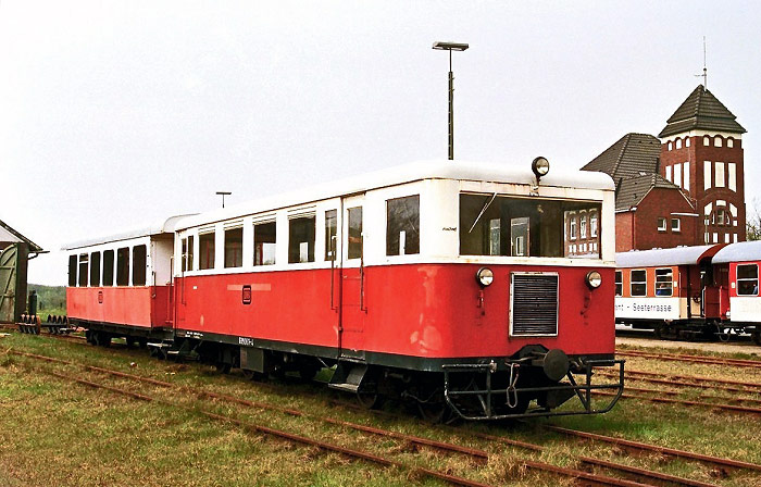 Wismar-Triebwagen am Bahnhof