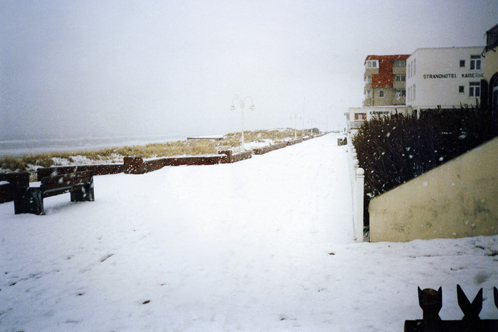 Schneegestöber auf der Strandpromenade