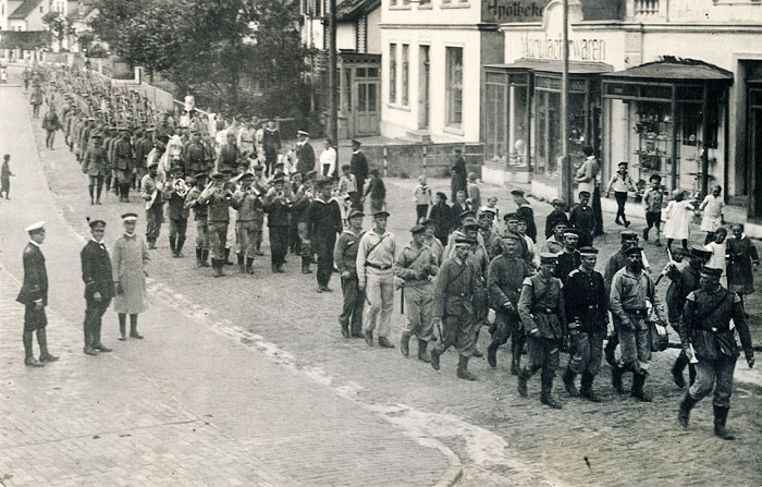 Militärparade auf der Zedeliusstraße