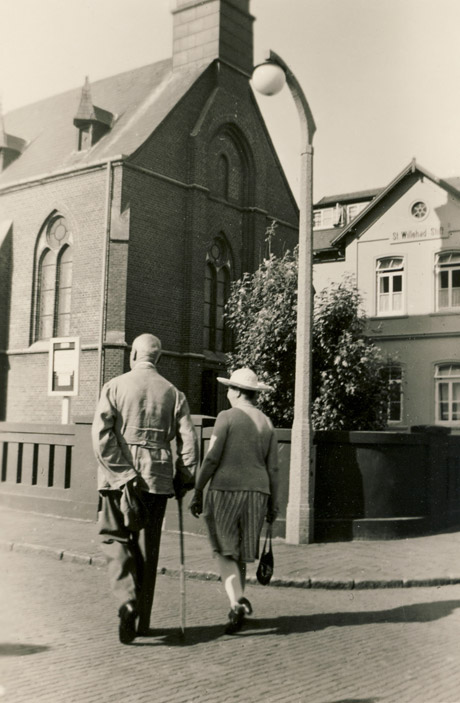 Spaziergänger vor der St. Willehad-Kirche