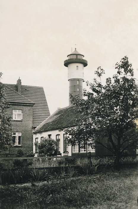 Alter Leuchtturm vom Dorfplatz aus gesehen
