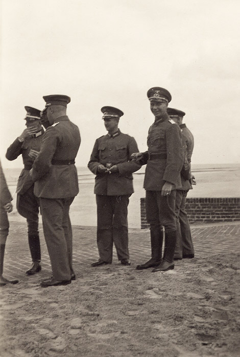 Offiziere auf der Strandmauer