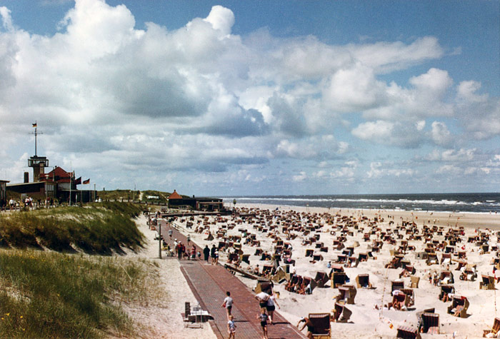 Hauptbadestrand mit Strandmauer