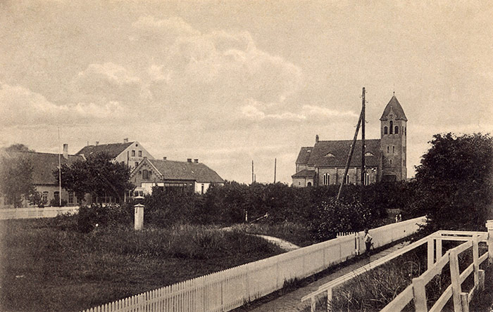 Dorfplatz mit Nikolaikirche