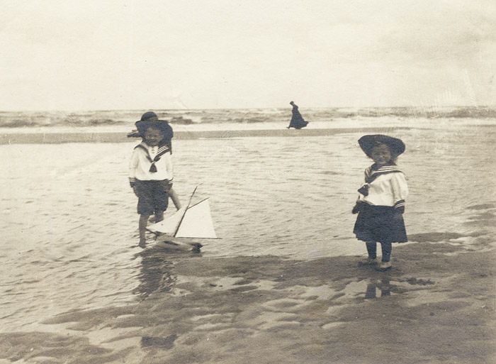 Kinder am Strand